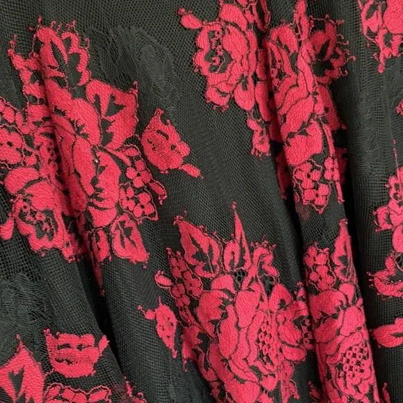 Black and red floral lace dress - Picture 3 of 4